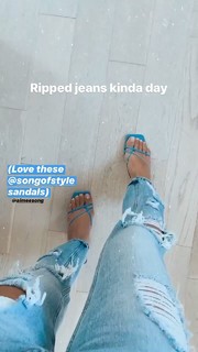 Camila Coelho feet photo thumbnail