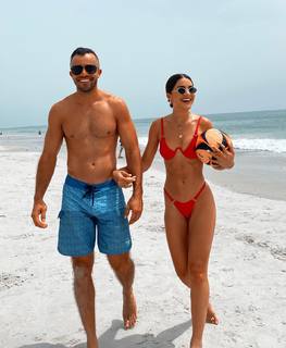 Camila Coelho feet photo thumbnail