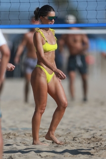 Camila Coelho feet photo thumbnail