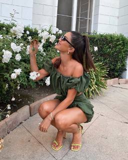 Camila Coelho feet photo thumbnail