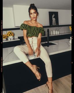 Camila Coelho feet photo thumbnail