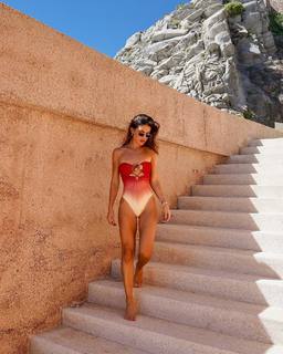 Camila Coelho feet photo thumbnail