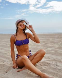 Camila Coelho feet photo thumbnail