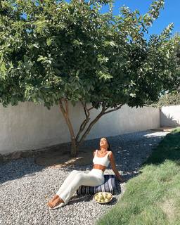 Camila Coelho feet photo thumbnail