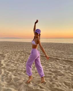 Camila Coelho feet photo thumbnail