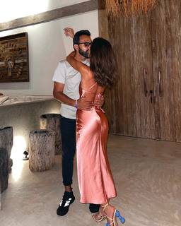 Camila Coelho feet photo thumbnail