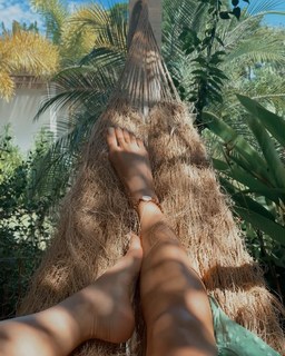 Camila Coelho feet photo thumbnail