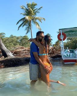 Camila Coelho feet photo thumbnail