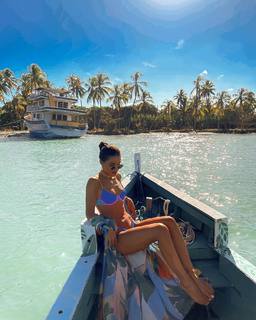 Camila Coelho feet photo thumbnail