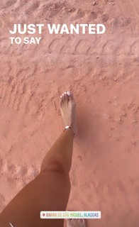 Camila Coelho feet photo thumbnail