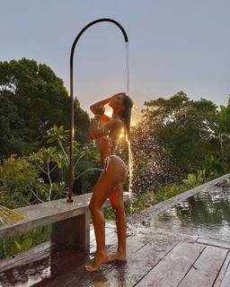 Camila Coelho feet photo thumbnail