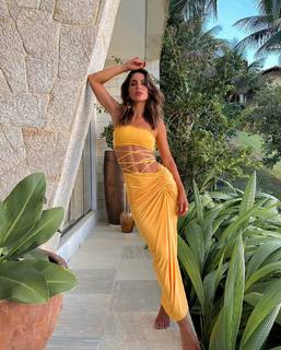 Camila Coelho feet photo thumbnail