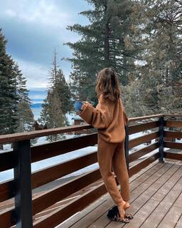 Camila Coelho feet photo thumbnail