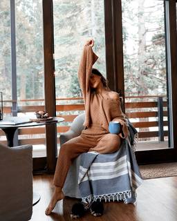 Camila Coelho feet photo thumbnail