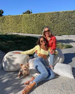 Camila Coelho feet photo thumbnail