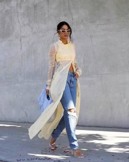 Camila Coelho feet photo thumbnail