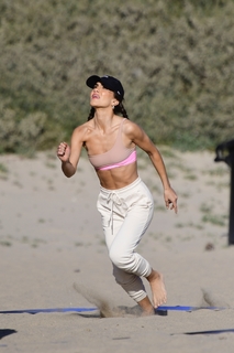 Camila Coelho feet photo thumbnail