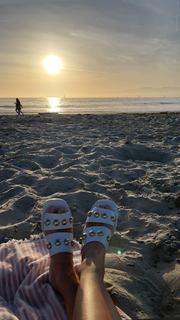 Camila Coelho feet photo thumbnail