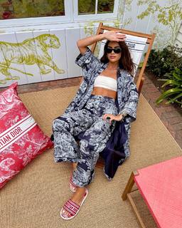 Camila Coelho feet photo thumbnail