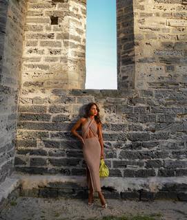 Camila Coelho feet photo thumbnail