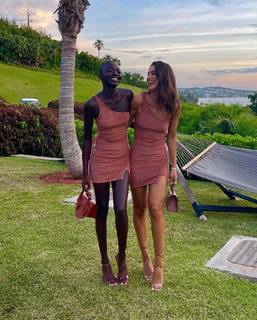 Camila Coelho feet photo thumbnail