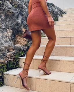 Camila Coelho feet photo thumbnail