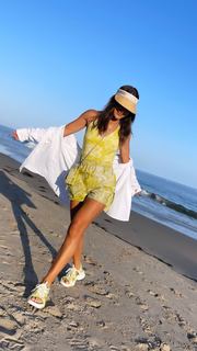 Camila Coelho feet photo thumbnail