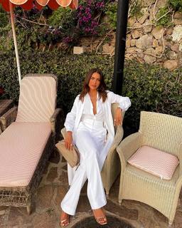 Camila Coelho feet photo thumbnail