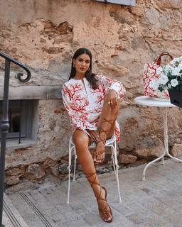 Camila Coelho feet photo thumbnail