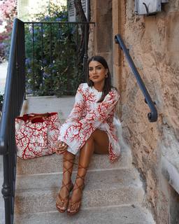 Camila Coelho feet photo thumbnail