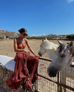 Camila Coelho feet photo thumbnail