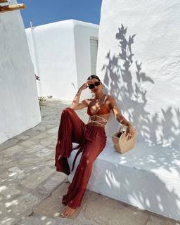 Camila Coelho feet photo thumbnail