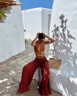 Camila Coelho feet photo thumbnail