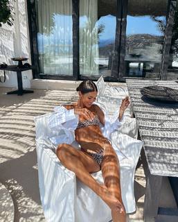 Camila Coelho feet photo thumbnail