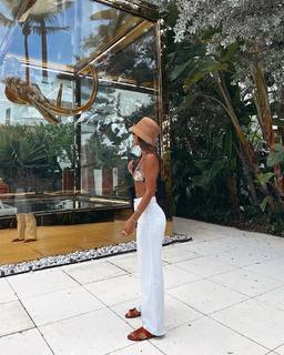 Camila Coelho feet photo thumbnail