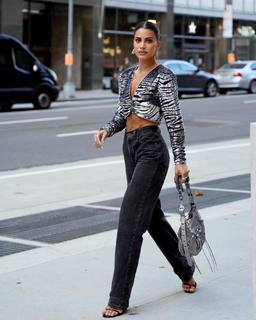 Camila Coelho feet photo thumbnail