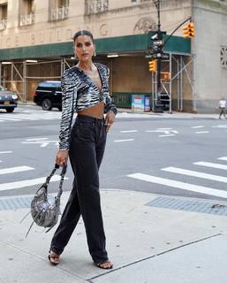 Camila Coelho feet photo thumbnail