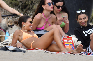 Camila Coelho feet photo thumbnail