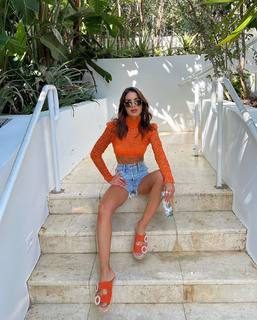 Camila Coelho feet photo thumbnail