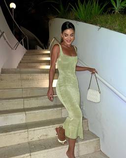 Camila Coelho feet photo thumbnail