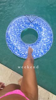 Camila Coelho feet photo thumbnail