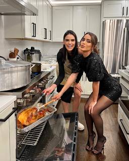 Camila Coelho feet photo thumbnail