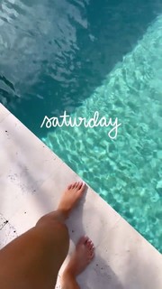 Camila Coelho feet photo thumbnail