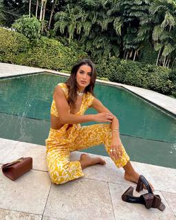 Camila Coelho feet photo thumbnail