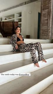 Camila Coelho feet photo thumbnail