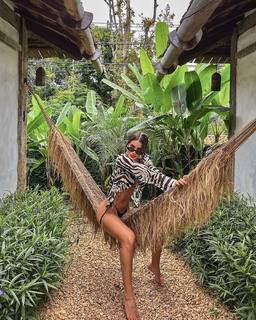 Camila Coelho feet photo thumbnail