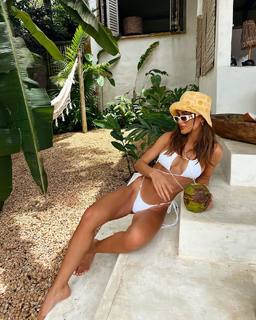 Camila Coelho feet photo thumbnail