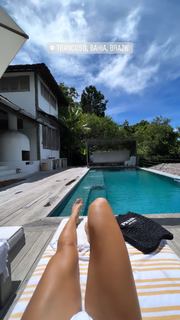 Camila Coelho feet photo thumbnail