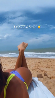 Camila Coelho feet photo thumbnail
