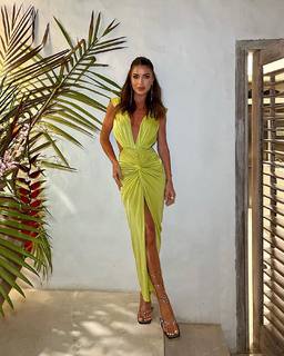 Camila Coelho feet photo thumbnail